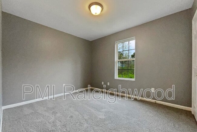 Building Photo - 414 Longfellow St