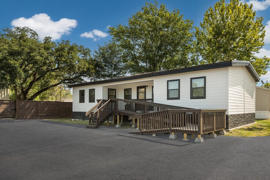 Building Photo - 106 E Semands St