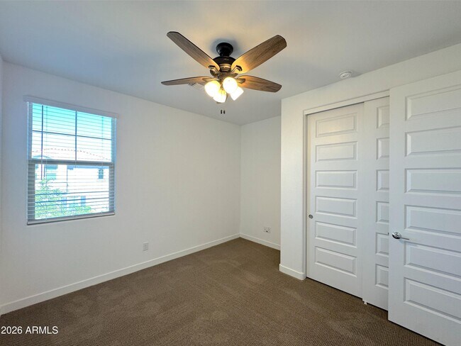 Building Photo - 9903 E Tillman Ave