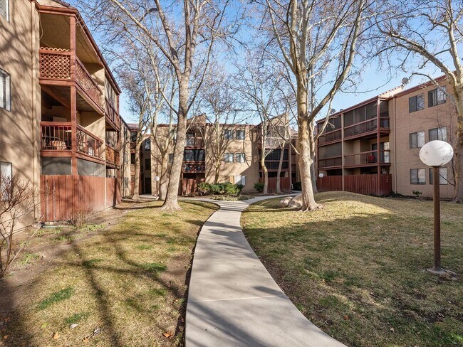 Building Photo - 2955 Lakeside Dr