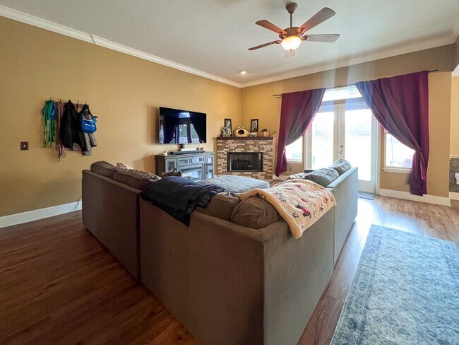 Building Photo - Pet Friendly 3BR/2BA Home on 1 acre in SW Gainesville - available Mid-October!