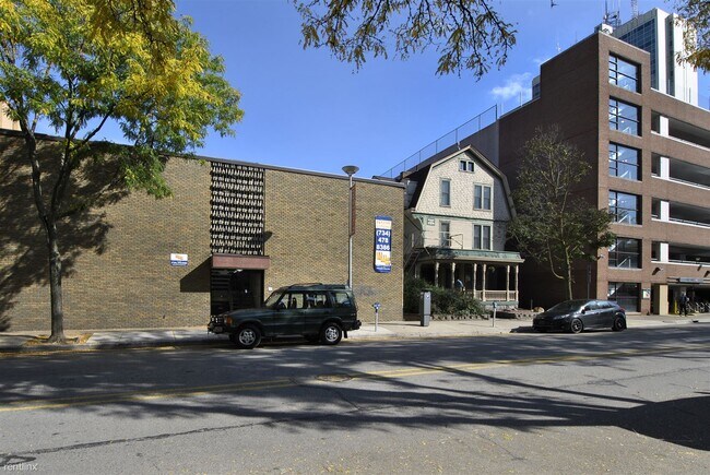 Building Photo - 307 Thompson St