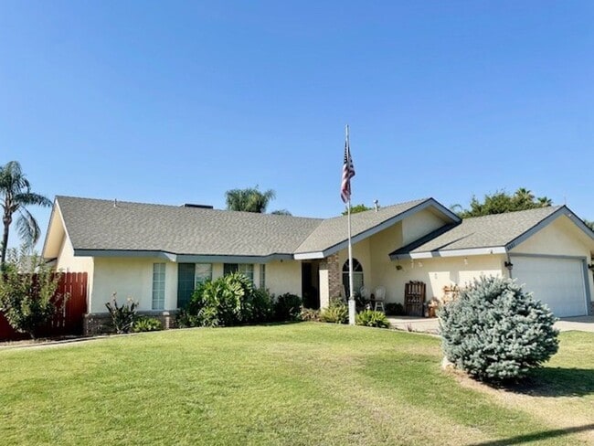 Building Photo - North West Bakersfield Home