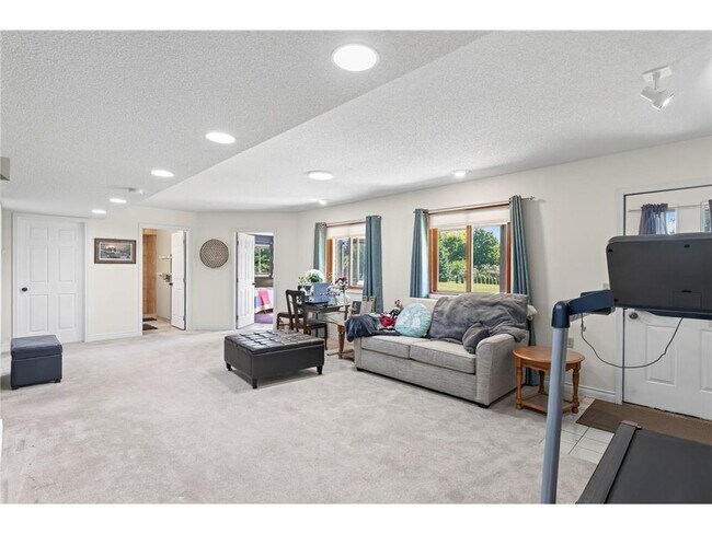 Building Photo - 14372 Heather Ridge Dr