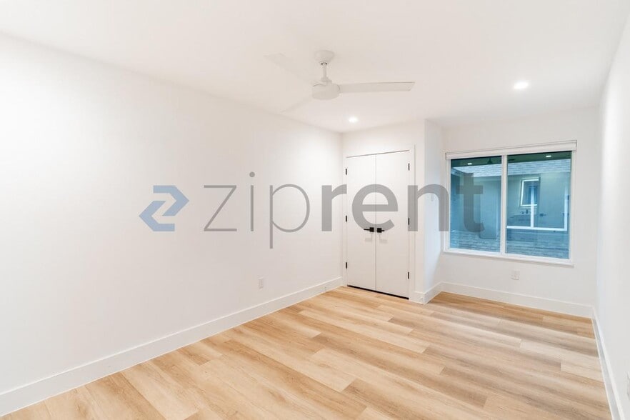 Building Photo - Unit D