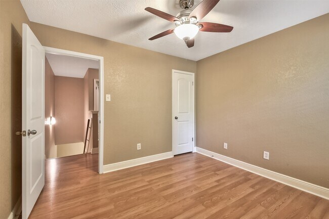 Building Photo - 5 E Willowood Ct