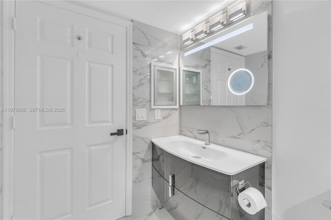 Building Photo - 1155 Brickell Bay Dr