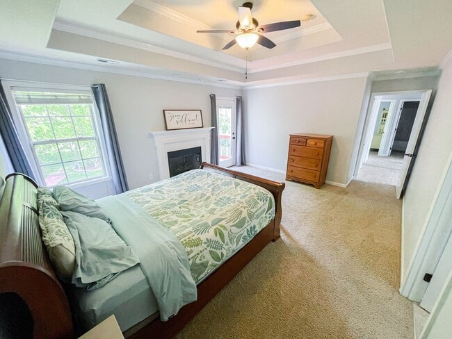 Building Photo - Beautiful 4 bedroom Near Post!