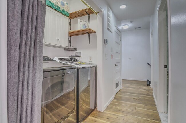 Building Photo - 9017 Riverside Pl