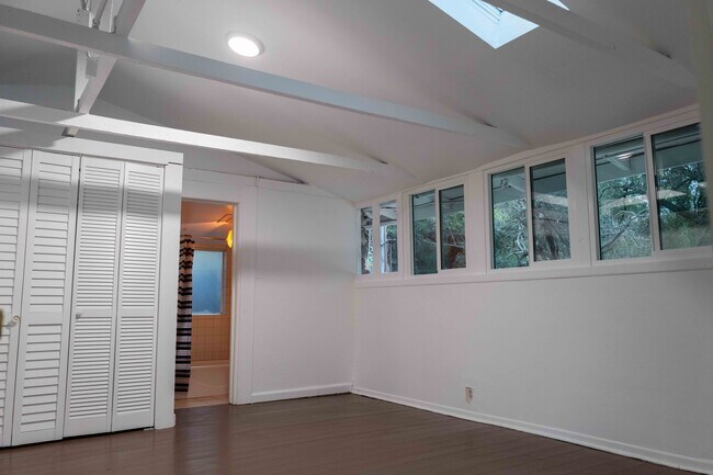 1st bedroom - 1411 Bonnell Dr