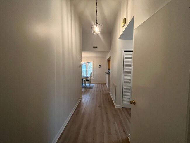 Building Photo - 6-month SUMMER rental within minutes of Wrightsville Beach!