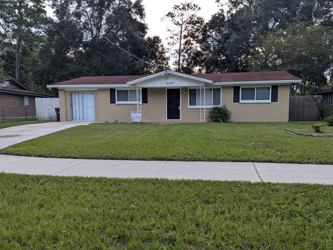 Primary Photo - NOW AVAILABLE!! 3/2 House Located in quiet...