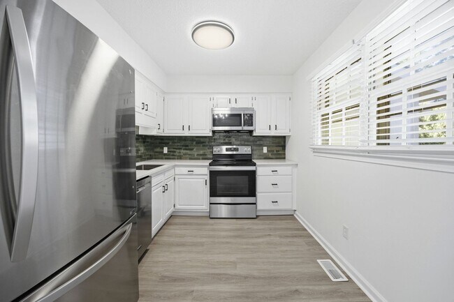Building Photo - Fully Renovated 3 Bed / 2 Bath Ranch Near Downtown Raleigh & the Greenway!