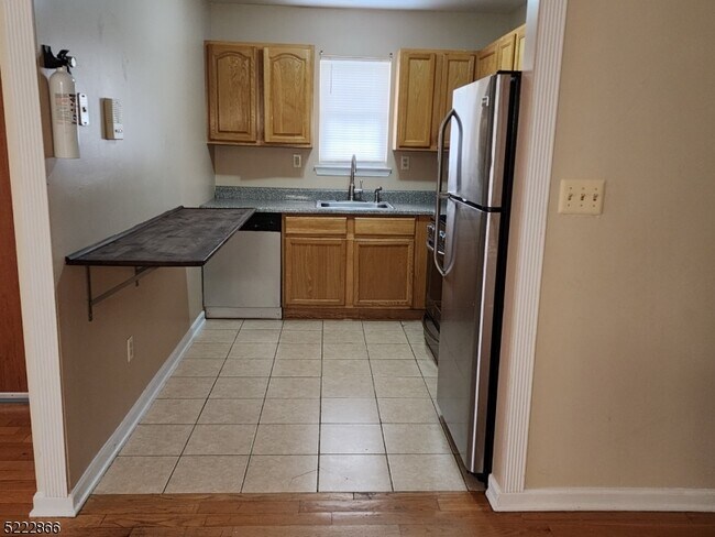 Building Photo - 313 S 6th St