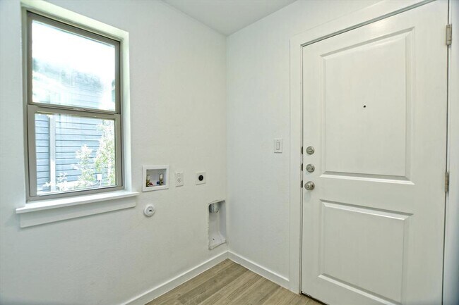 Building Photo - 10620 W Lakeview Dr