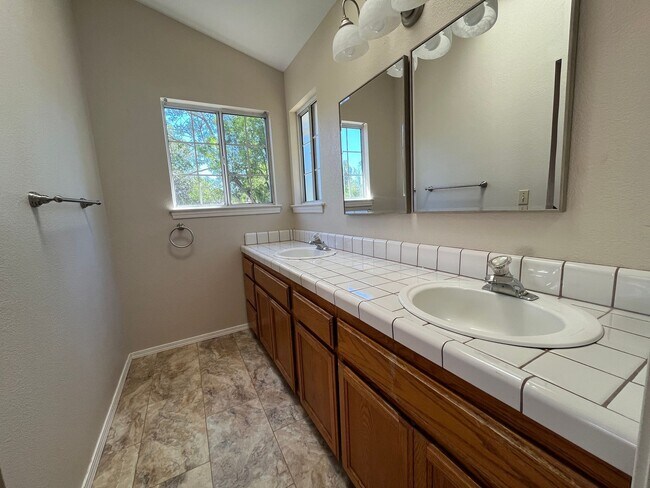 Building Photo - Mary Lake home! Must see!
