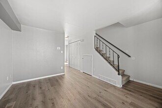 Building Photo - 2 bd/1.5 ba Fort Collins townhouse