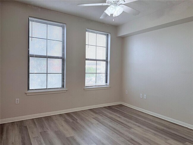 Building Photo - 911 N Orange Ave