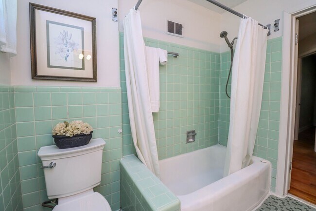 Building Photo - Immaculate Centrally located home!