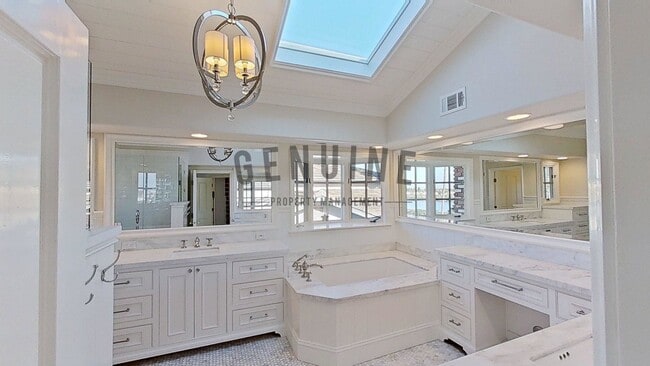 Building Photo - Beautiful Two-Level 5Bd 3.5Ba Home in Newport Beach