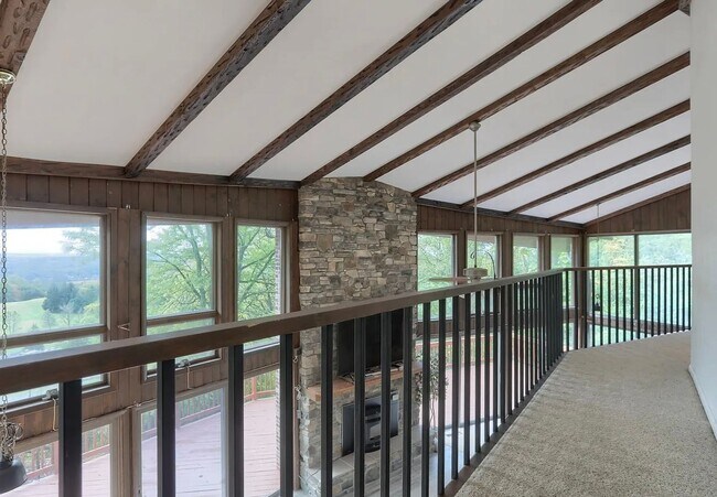 Building Photo - Secluded 3 Bedroom 4 Bath Home