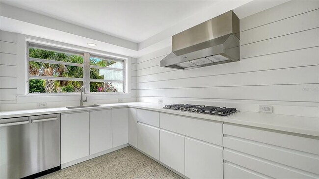 Building Photo - 7665 Sanderling Rd