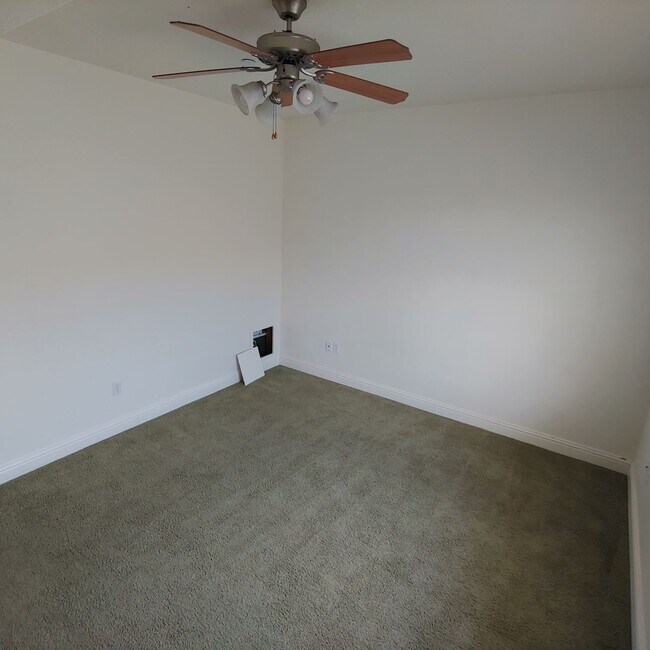 Building Photo - Nice main floor 3 BR 2 BTH Condo in awesome PG location