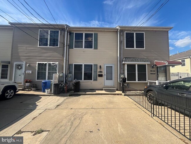 Building Photo - 3576 Edgemont St