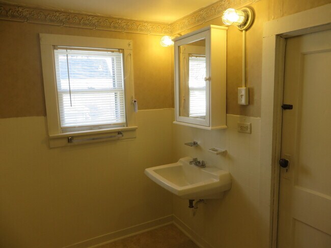 Building Photo - Large Three Bedroom, 1.5 Bathroom Home hal...