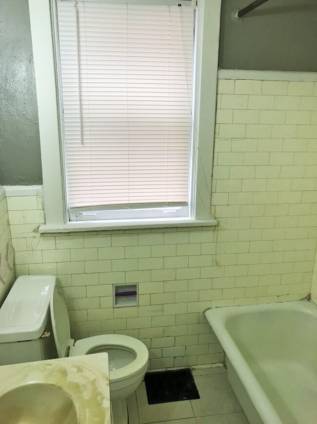 Building Photo - LARGE, RECENTLY UPDATED HOME AVAILABLE FOR AUGUST!