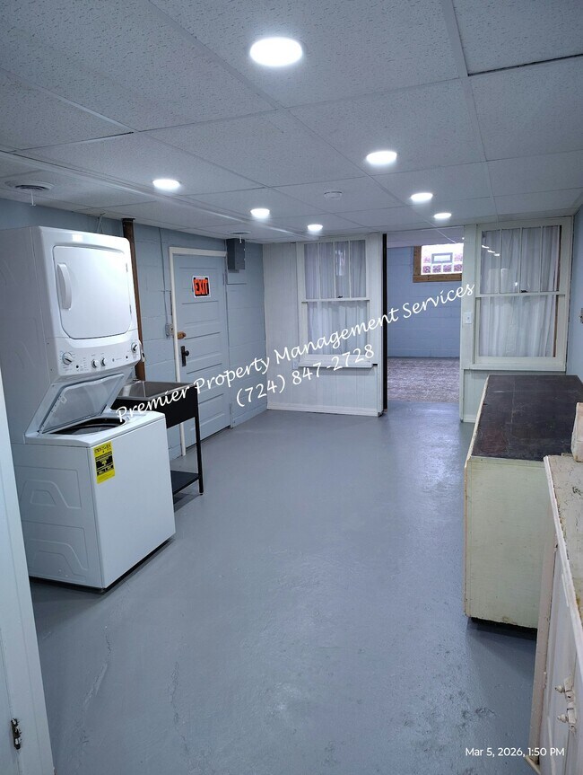 Building Photo - 906 Clyde St