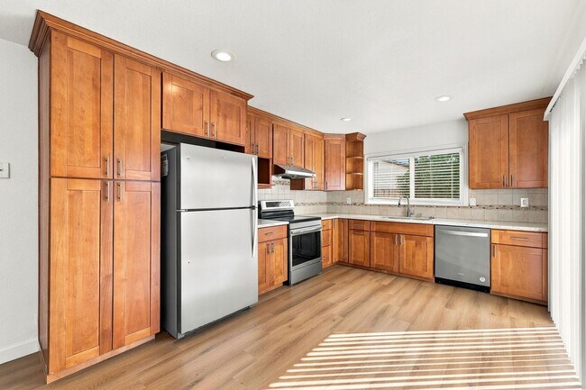 Building Photo - 560 Glenburry Way