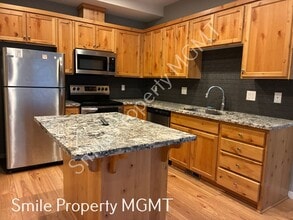 Building Photo - A beautiful 3 bedrooms and 2.5 bathrooms townhouse located in Milwaukie city.