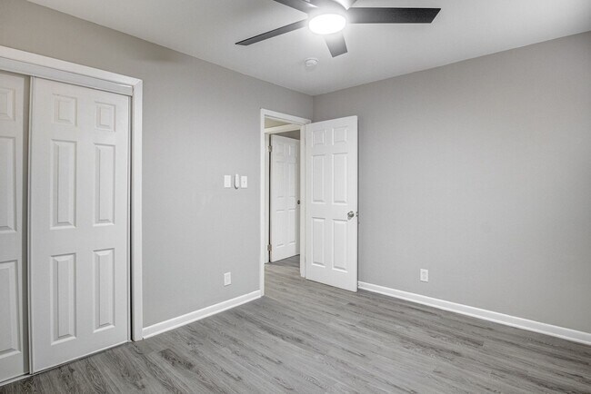 Building Photo - 2 Bed 1 Bath walking distance to downtown Chapel Hill and UNC