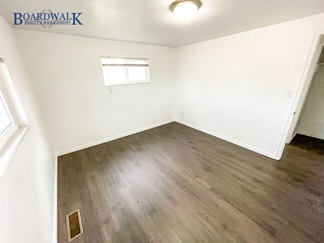 Building Photo - Charming Brick Rambler