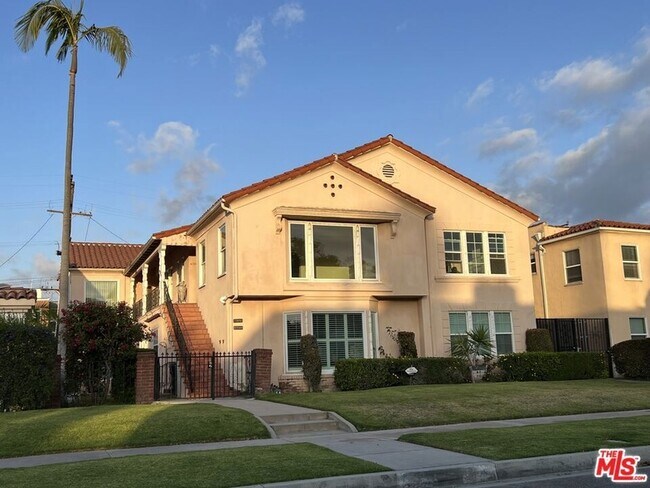 Building Photo - 4120 S Victoria Ave