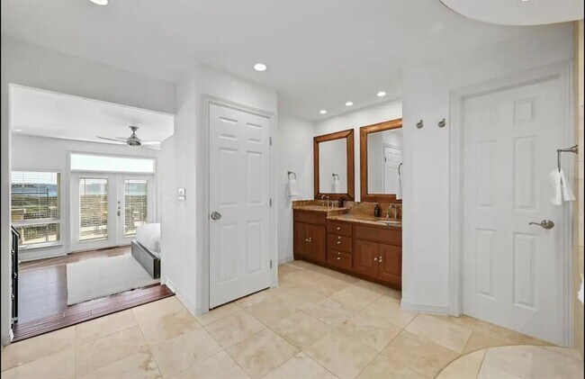Building Photo - 3711 Highland Dr