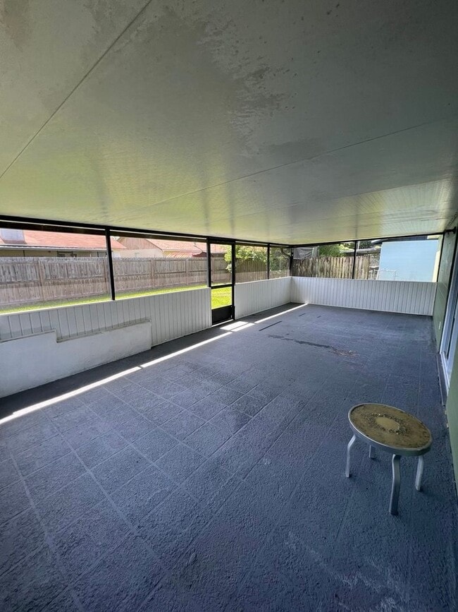 Building Photo - ?South Lakeland Gem – Private Single-Family Home!