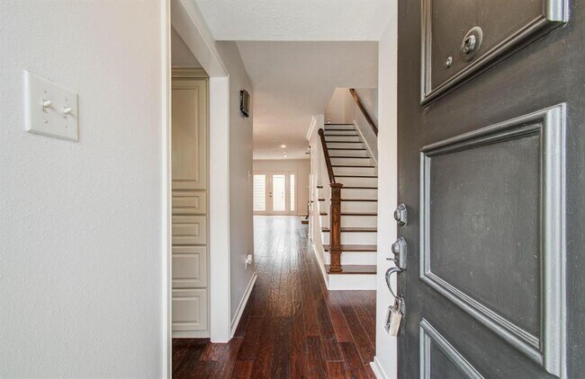 Building Photo - 926 Memorial Village Dr