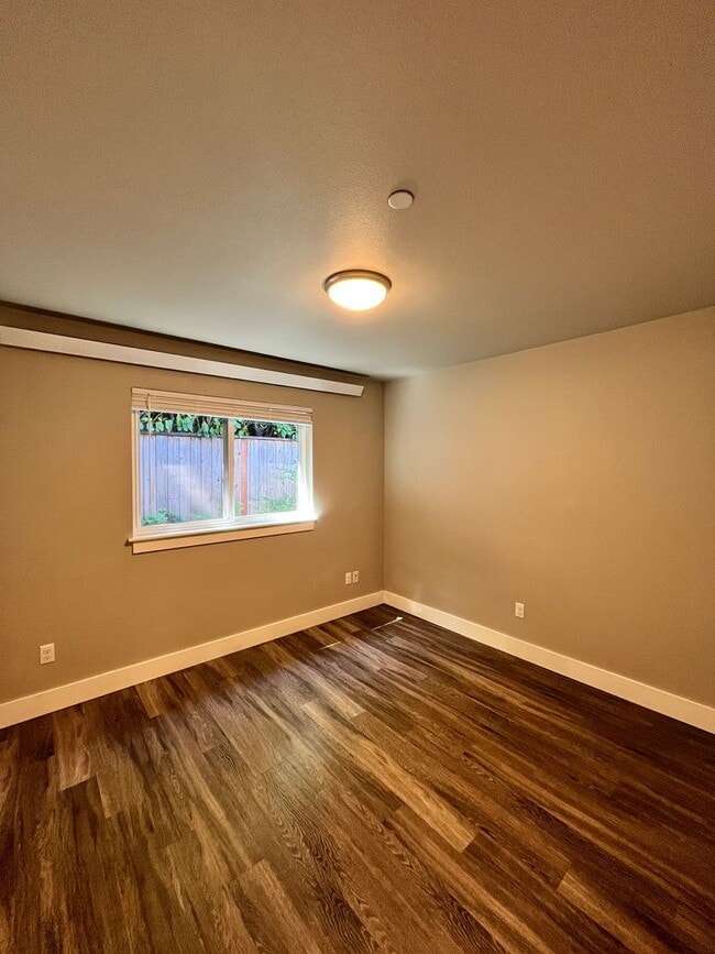 Building Photo - Stunning / Large 3 Bedroom & 2 Bath Flat! ...