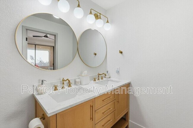 Building Photo - 9708-9708 E Vía Linda