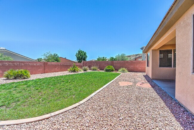 Building Photo - Beautiful Coral Canyon Home with Modern Up...