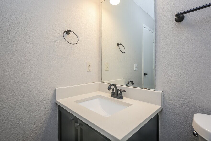 Building Photo - 100 Walnut Dr