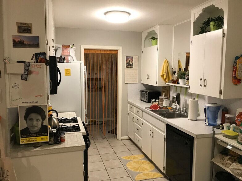 Kitchen with gas stove, refrigerator, and dishwasher - 3312 S Oak Dr