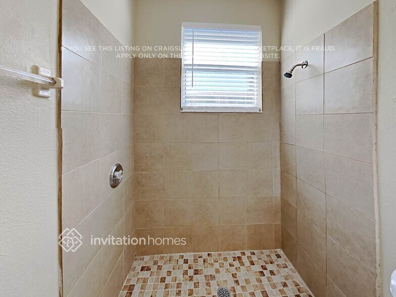 Building Photo - 13407 Paloma Dr