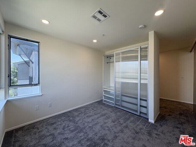 Building Photo - 6400 Crescent Prk E