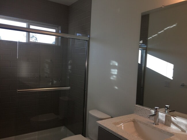 Building Photo - 3 Bedroom / 2 Bathroom Home in SE Bend