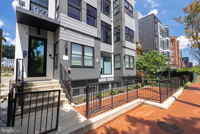 Building Photo - 927 Kennedy St NW
