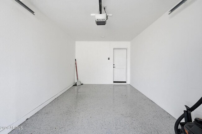 Building Photo - 3041 E Elm St
