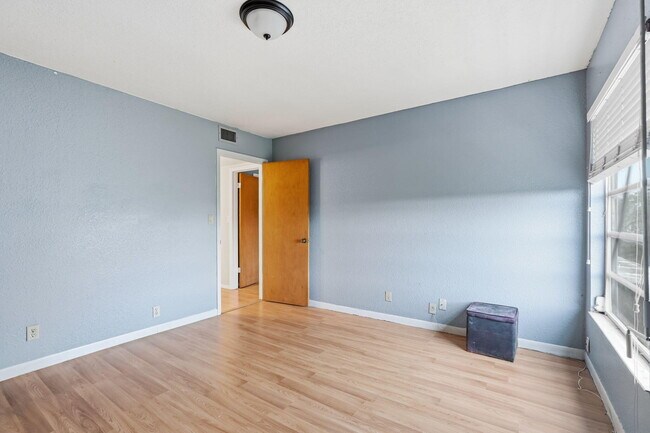 Building Photo - 430 Commodore Dr